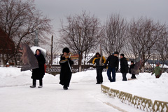 Установка Рождественского вертепа. Увеличить изображение. Размер файла: 453,17 Kb [800X536]