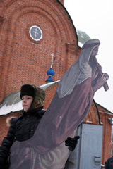 Установка Рождественского вертепа. Увеличить изображение. Размер файла: 732,28 Kb [800X1195]