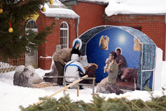 Установка Рождественского вертепа. Увеличить изображение. Размер файла: 510,12 Kb [800X536]