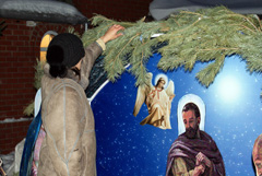 Установка Рождественского вертепа. Увеличить изображение. Размер файла: 548,82 Kb [800X536]