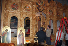 Установка новых икон на иконостас. Увеличить изображение. Размер файла:576,08 Kb [800X536]