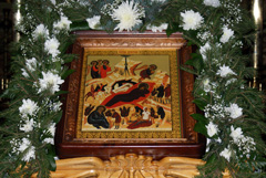 Украшение храма к празднику Рождества Христова. Увеличить изображение. Размер файла: 643,26 Kb [800X536]