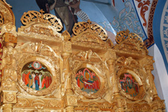 Установка новых икон на иконостас. Увеличить изображение. Размер файла:629,24 Kb [800X536]