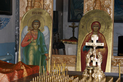 Установка новых икон на иконостас. Увеличить изображение. Размер файла:496,39 Kb [800X536]