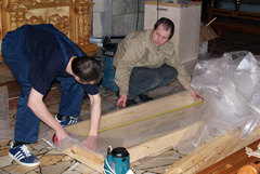 Установка новых икон на иконостас. Увеличить изображение. Размер файла:468,58 Kb [800X536]