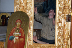 Установка новых икон на иконостас. Увеличить изображение. Размер файла:526,46 Kb [800X536]