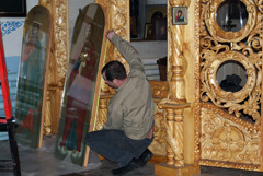 Установка новых икон на иконостас. Увеличить изображение. Размер файла:550,14 Kb [800X536]