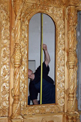 Установка новых икон на иконостас. Увеличить изображение. Размер файла:1119,56 Kb [800X1195]