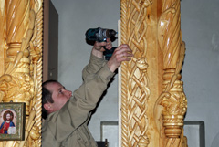 Установка новых икон на иконостас. Увеличить изображение. Размер файла:459,32 Kb [800X536]