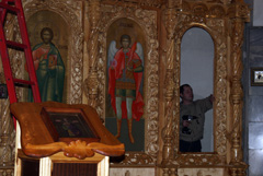 Установка новых икон на иконостас. Увеличить изображение. Размер файла:483,02 Kb [800X536]