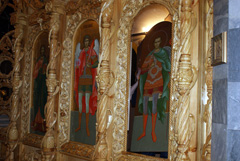 Установка новых икон на иконостас. Увеличить изображение. Размер файла:571,97 Kb [800X536]