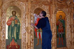 Установка новых икон на иконостас. Увеличить изображение. Размер файла:593,04 Kb [800X536]