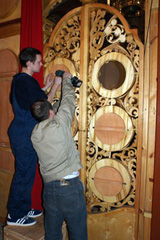 Установка новых икон на иконостас. Увеличить изображение. Размер файла:1056,68 Kb [800X1195]