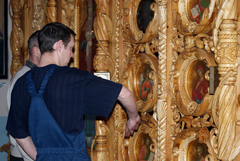 Установка новых икон на иконостас. Увеличить изображение. Размер файла:515,35 Kb [800X536]