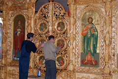 Установка новых икон на иконостас. Увеличить изображение. Размер файла:624,4 Kb [800X536]