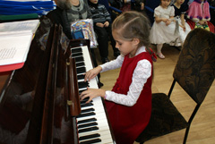 Детский рождественский утренник в соборе. Увеличить изображение. Размер файла: 457,52 Kb [800X536]