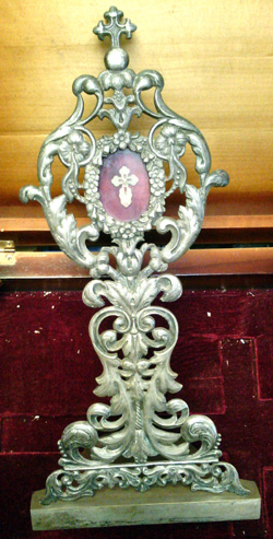 Частица Животворящего Креста Господня. Размер увеличенного фото: 254,45 Kb [502X989]