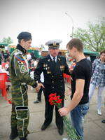 Молодежная группа «Рассвет» поздравила ветеранов. Размер файла: 649,76 Kb [1200X1600]