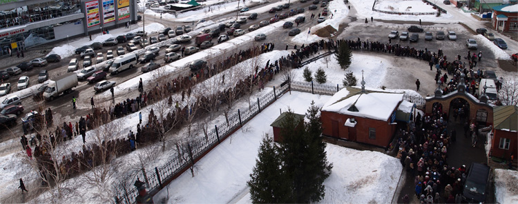 Очередь к мощам Матроны Московской и мироточивой иконе Спиридона Тримифунтского. Увеличить изображение. Размер файла: 333,1 Kb [1200X473]